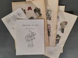 Plusieurs livres anciens sont empilés les uns sur les autres