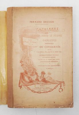 un vieux livre sur lequel figure l'image d'une femme assise sur un lit