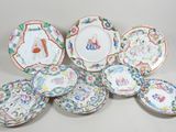 Plusieurs assiettes aux motifs variés sont disposées sur une table