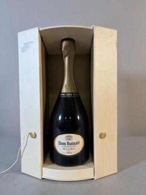 une bouteille de champagne dans un coffret en bois posée sur une table