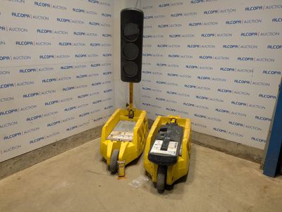 deux boîtes jaunes placées l'une à côté de l'autre dans une pièce