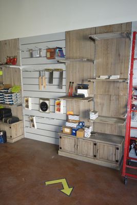 une pièce avec des étagères et une échelle à l'intérieur