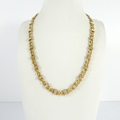 un collier à chaîne en or sur un mannequin mannequin mannequin mannequin mannequin mannequin mannequin mannequin mannequin mannequin
