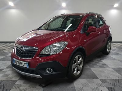 la photo d'une voiture rouge garée dans un garage
