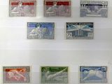 de nombreux timbres différents exposés dans une vitrine