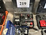 de nombreux outils posés sur le sol
