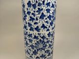 un vase bleu et blanc posé sur une table