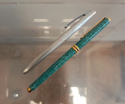 WATERMAN Stylo plume en métal argenté et stylo bic