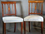 deux chaises en bois avec un revêtement blanc, rembourré, rembourré, rembourré, rembourré, rembourré, rembourré, rembourré, rembourré