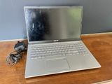 une image représentant un ordinateur portable posé sur un bureau en bois