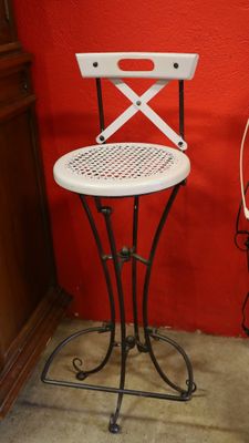 une chaise blanche et un mur rouge dans une pièce
