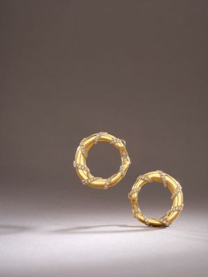 une paire de boucles d'oreilles en or serties de diamants