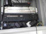 tout un tas d'appareils électroniques qui se trouvent à l'arrière d'un camion