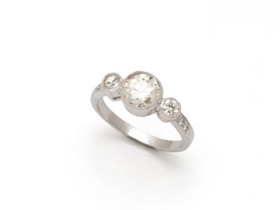 une bague en diamant et or blanc