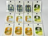 de nombreuses cartes sur lesquelles figurent les portraits d'un homme et d'une femme