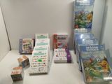 beaucoup de livres et de jeux exposés sur la table