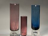 trois vases en verre de couleurs différentes placés les uns à côté des autres
