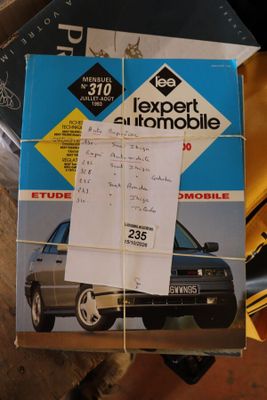 une boîte d'automobile posée sur une table à côté d'une moto