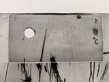 une photo en noir et blanc d'une horloge accrochée au mur