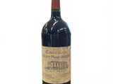 une bouteille de vin rouge portant l'étiquette du Château Saint-Martin