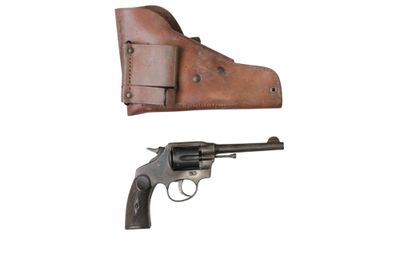 un gros plan d'un pistolet et de son étui sur fond blanc