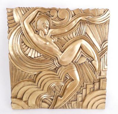 une image représentant une sculpture en or d'une femme sur une vague