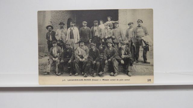 Lavaveix-les-Mines : Mineurs sortant du Puits central (HM 715). T...