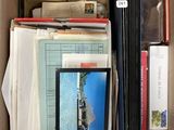 une boîte remplie de livres, avec une tablette à l'intérieur