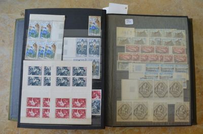 une photo d'un livre sur lequel figurent des timbres