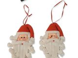 deux décorations de Noël représentant le Père Noël, suspendues à une ficelle sur fond blanc