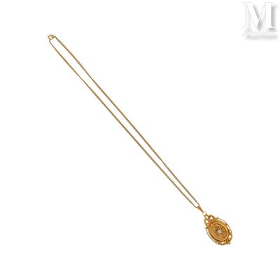 un collier plaqué or avec un médaillon en pendentif au bout d'une chaîne