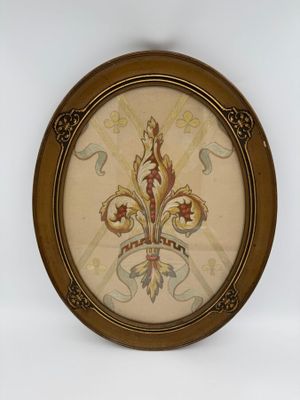 une photo d'une fleur de lys accrochée au mur