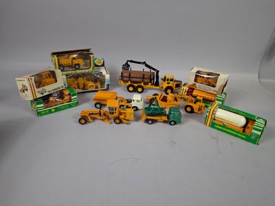 un grand nombre de jouets posés sur une table