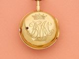 une image représentant une montre de poche en or portant un monogramme