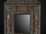 un vieux miroir avec un cadre décoratif et un fond noir