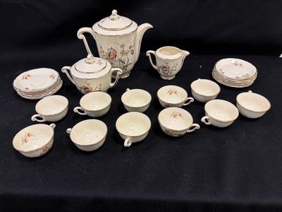 une image représentant une table sur laquelle sont disposés de nombreux types de tasses et de soucoupes