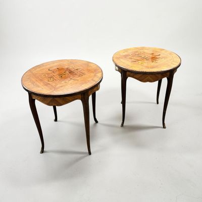 paire de petites tables d'appoint de style Louis XV
