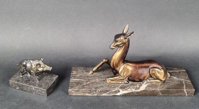statue en bronze représentant un cerf et une chèvre, posée sur un socle en marbre