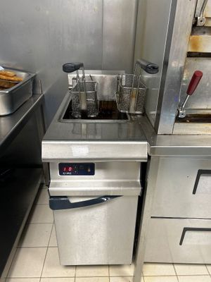 un réchaud en argent équipé d'une friteuse et contenant de la nourriture