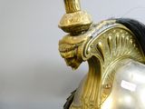 une statue en or représentant un homme coiffé d'un chapeau