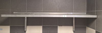 une salle de bain avec toilettes et lavabo