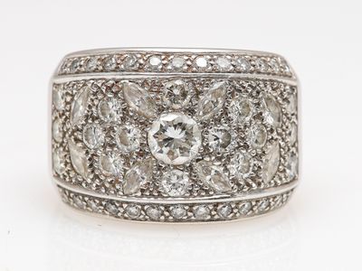 gros plan d'une bague en diamant sur une surface blanche