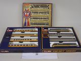 Trois trains miniatures sont posés les uns à côté des autres sur une table