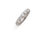une bague « éternité » en diamants, signée Van Cleef