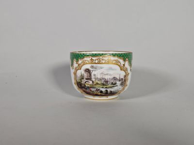 un gros plan d'une tasse sur laquelle est représenté un château