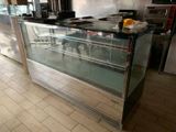 un comptoir avec une vitrine au milieu de la pièce