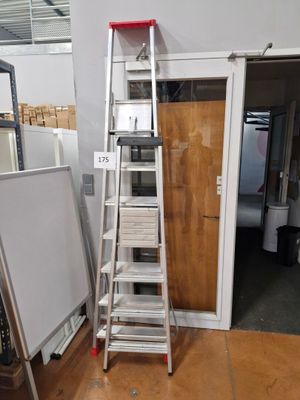 une échelle adossée au mur d'une pièce