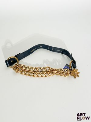 un bracelet en chaîne d'or orné d'une breloque en forme d'étoile