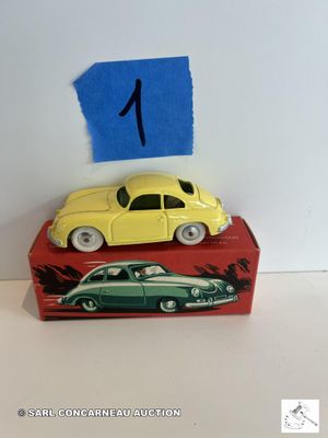 une voiture jaune et une voiture verte sur une boîte rouge