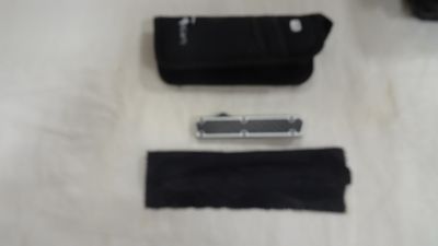 une paire de lunettes et une paire de ciseaux posés sur une table